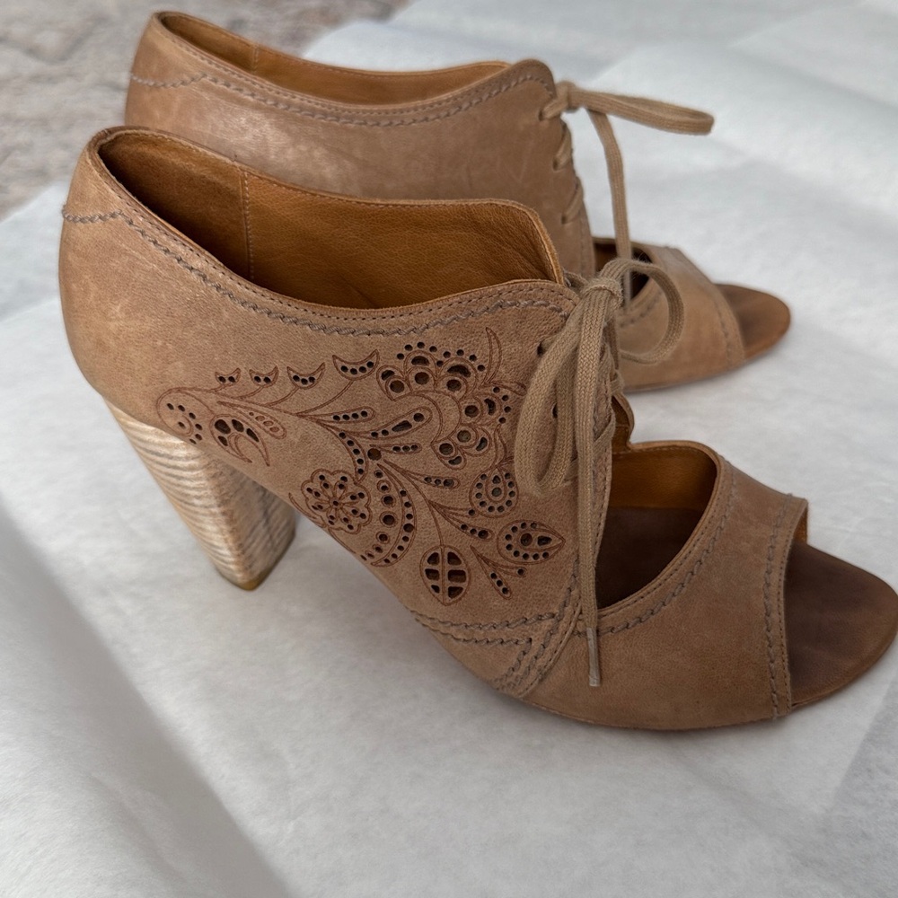 Vintage Anthropologie Giraudon leather made in Spain tie shoes heels